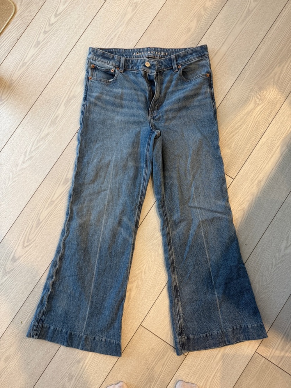 NEVER WORN AE Wide-Leg Jeans in Medium Blue Wash